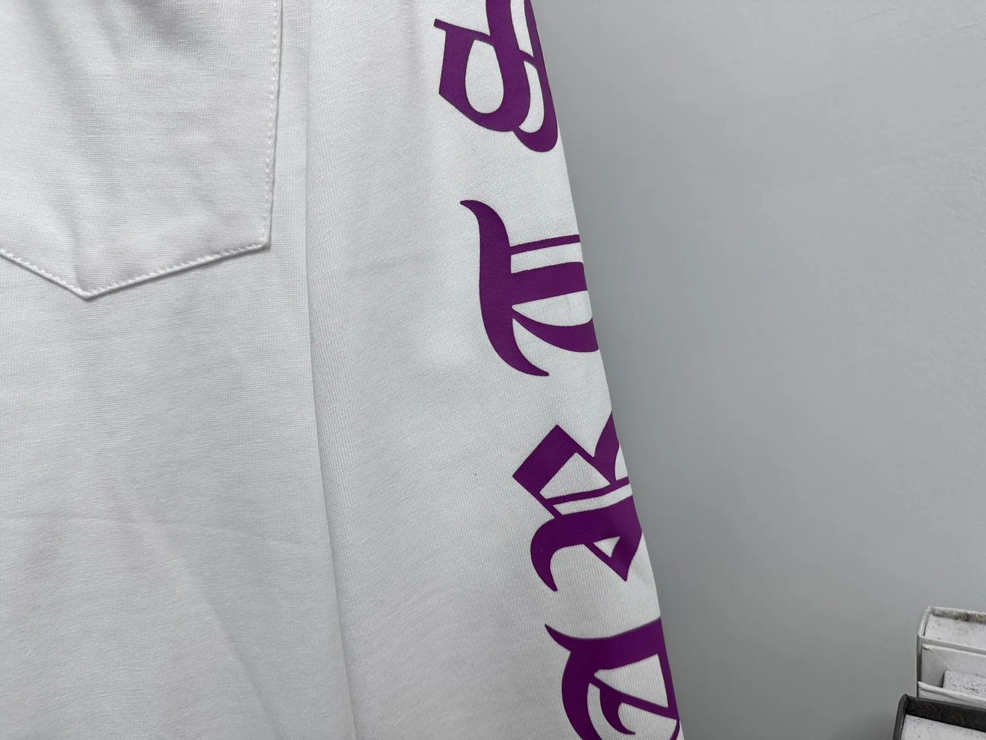 🅿️230 [Come Hearts] Crow Heart Graffiti Letters Limited Sanskrit Printed Long Sleeves, High Weight Threads on Collar and Cuffs, Custom Weaved and Dyed 280g Double Yarn Pure Cotton Fabric, Washed Anti-Counterfeiting Tags and other auxiliary labels are all correct versions, super conspicuous, super pretty, super stylish, same style for men and women! The overall upper body highlights fashion and individuality, and when worn together by a couple, it is a recommended T-shirt by the Street Ace!! Same style for men and women Size: XS-L